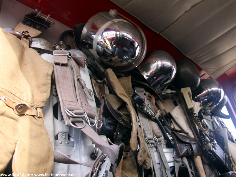 Bild: Blick in die Mannschaftskabine mit Schutzkleidung