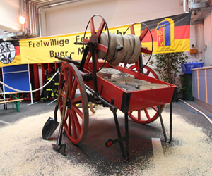 Bild: Historische Löschkarre aus meiner Sammlung im Einsatz